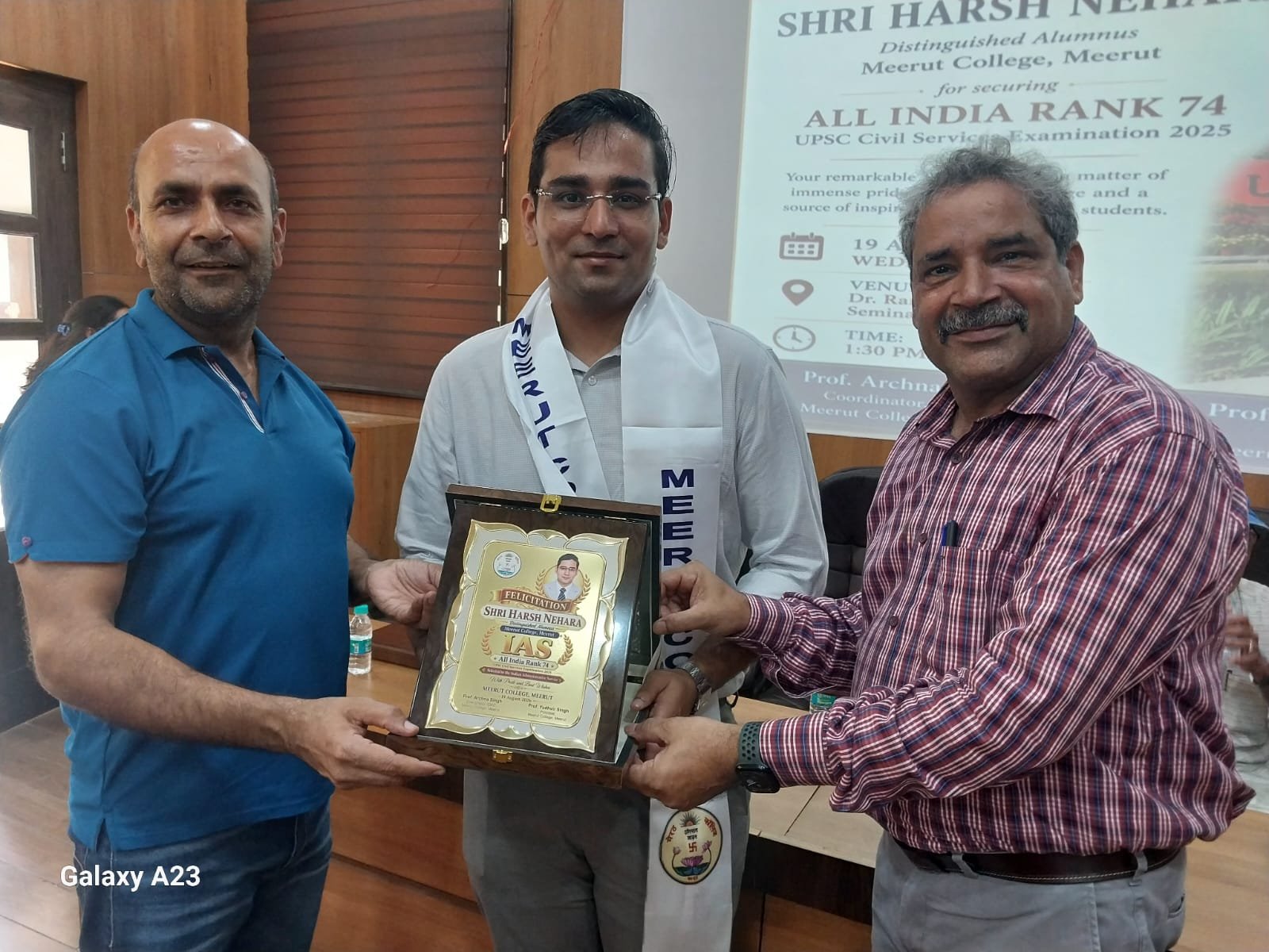 सिविल सेवा परीक्षा में चयन के उपरांत सम्मानित करते महाविद्यालय के शिक्षक