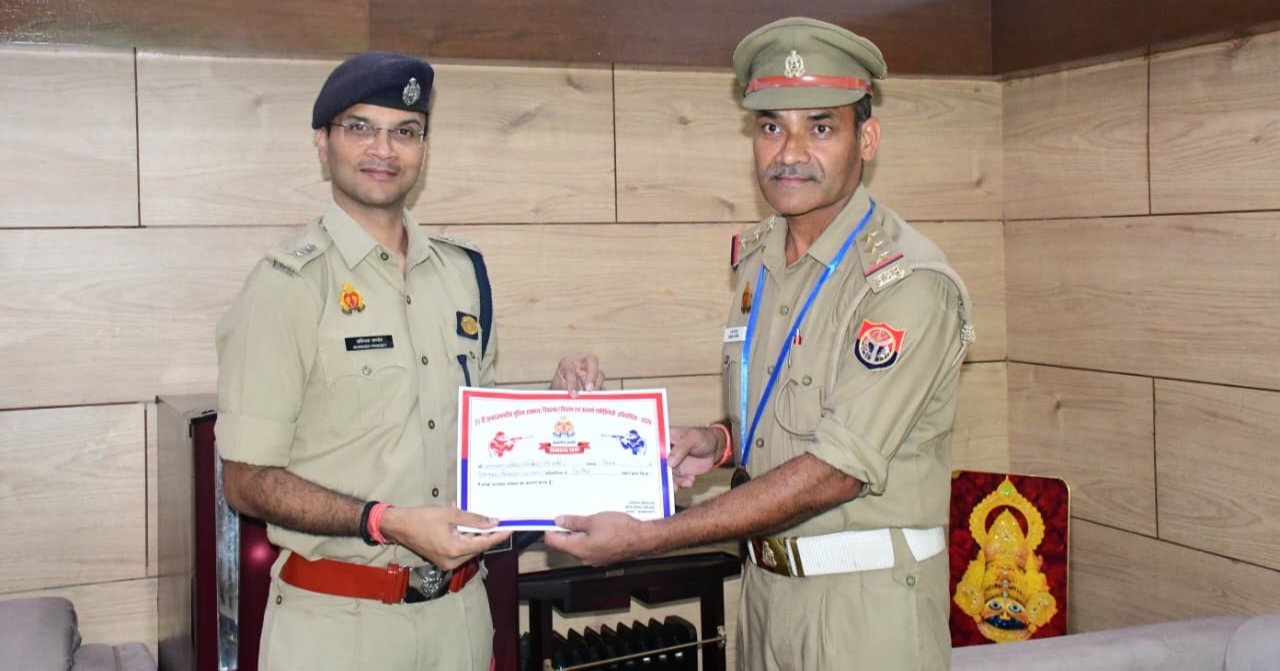अंतर्जनपदीय पुलिस शूटिंग प्रतियोगिता में द्वितीय स्थान प्राप्त लालचंद पांडे को सम्मानित करते मेरठ एस एस पी अविनाश पांडे