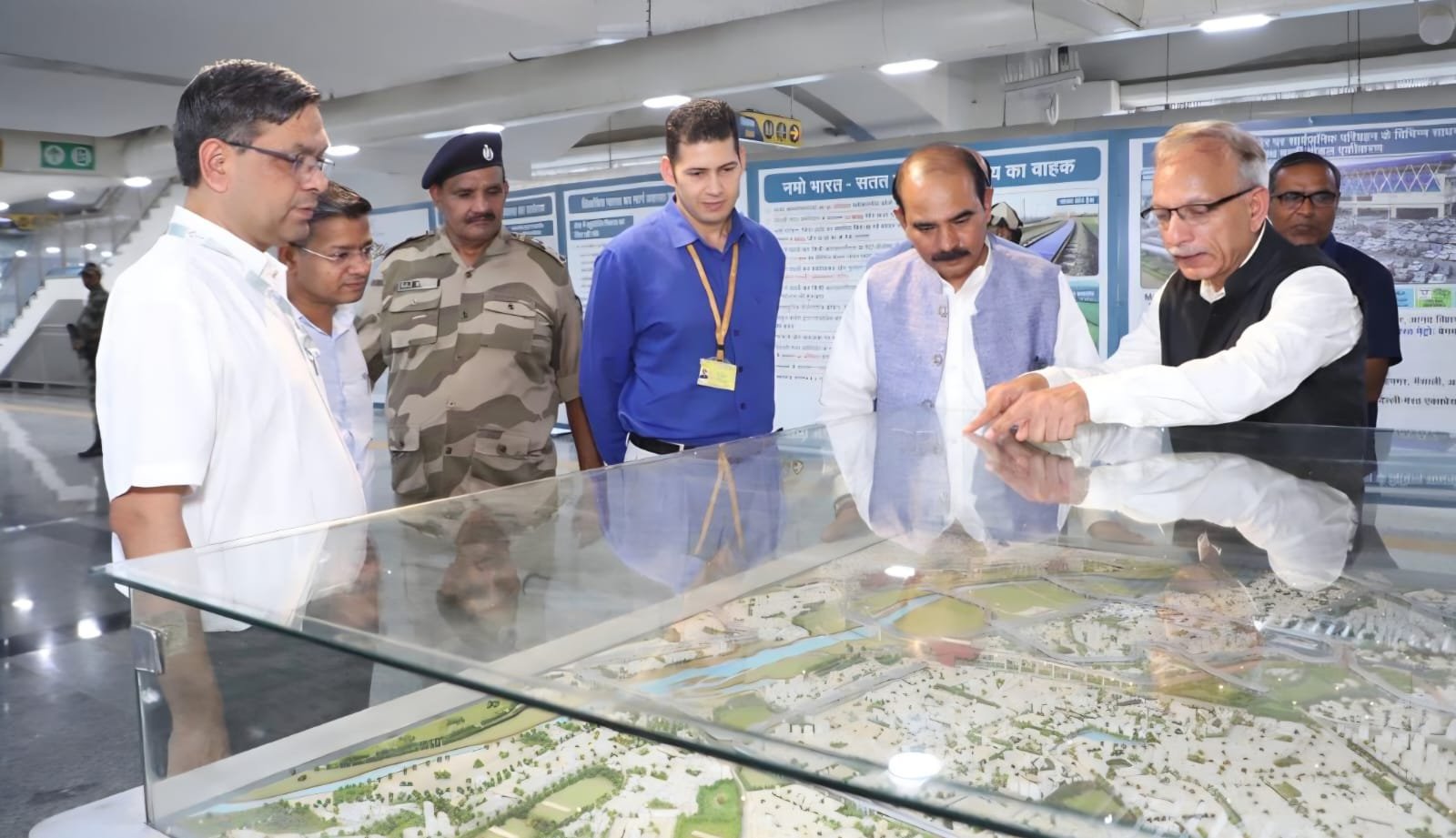 नमो भारत कॉरिडोर में यात्री सुविधाओं की जानकारी प्राप्त करते केंद्रीय मंत्री अजय टमटा