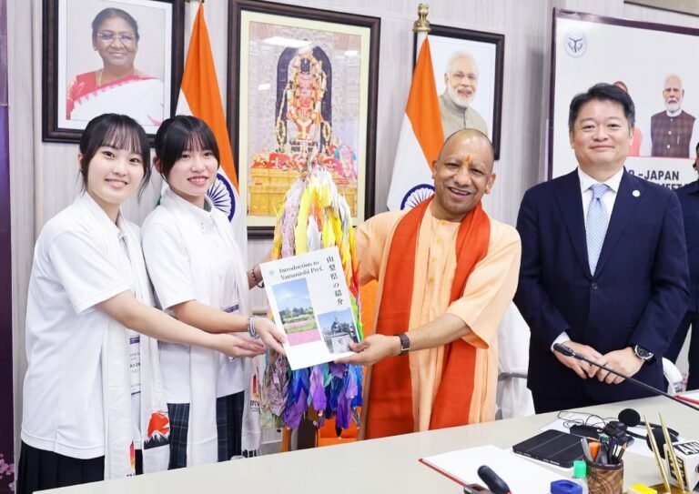 मुख्यमंत्री आवास पर जापान के युवा वर्ग के साथ मुख्यमंत्री योगी आदित्यनाथ