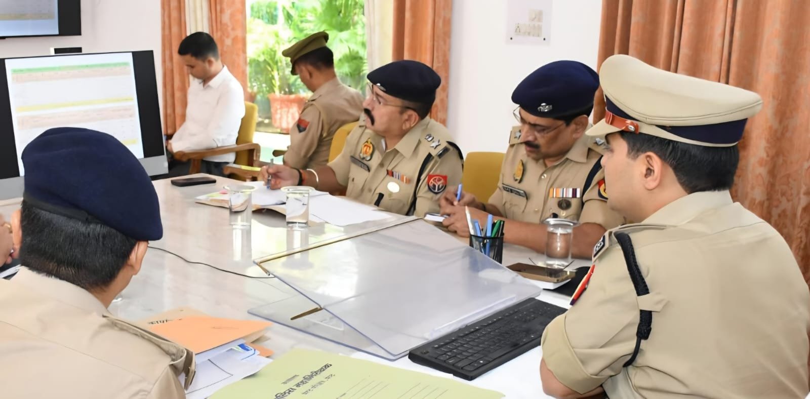 बाराबफात पर्व को लेकर समीक्षा बैठक करते डीआईजी मेरठ परिक्षेत्र