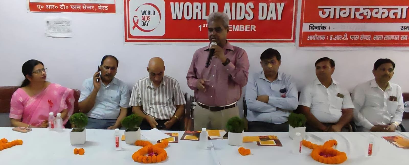 मेडिकल कॉलेज स्थित एआरटी प्लस सेंटर में संबोधित करते प्राचार्य आर सी गुप्ता