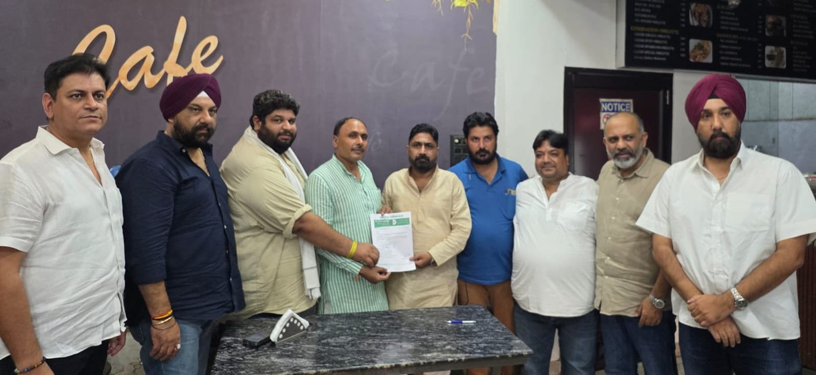 नीरज त्यागी को नियुक्ति पत्र सौंपते राष्ट्रीय लोकदल पदाधिकारी