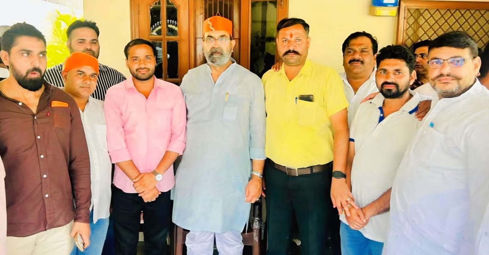 देविंदर चौधरी (मध्य में) को भाजपा कार्यकर्ताओं ने दी शुभकामनाएं