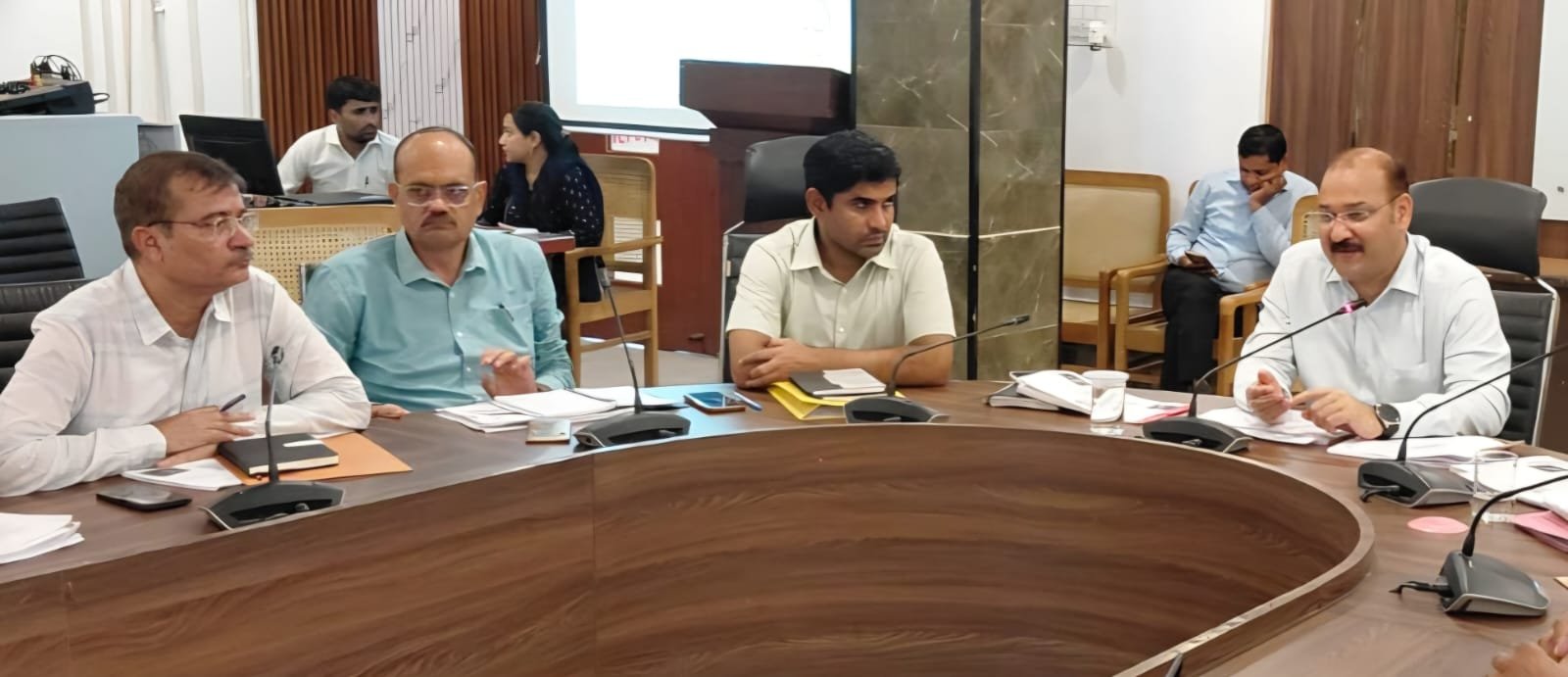 सभागार में विकास कार्यों की समीक्षा बैठक करते जिलाधिकारी डॉ वी के सिंह