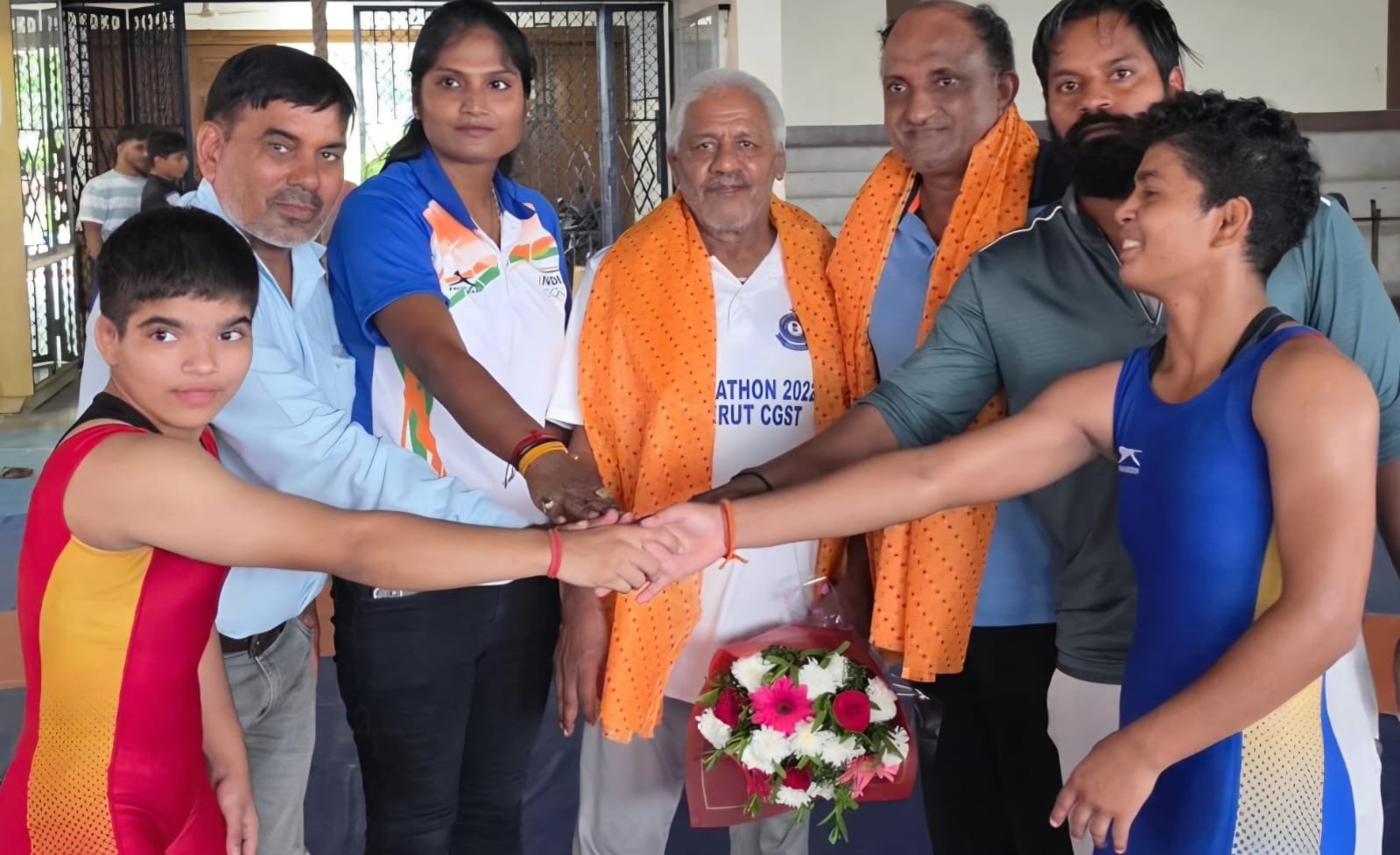 कुश्ती का शुभारंभ कराते कोच जबर सिंह