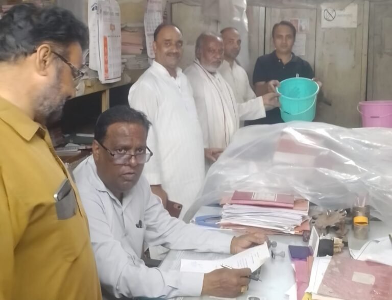 जन्म मृत्यु के रिकॉर्ड रूम में छत से टपकता पानी