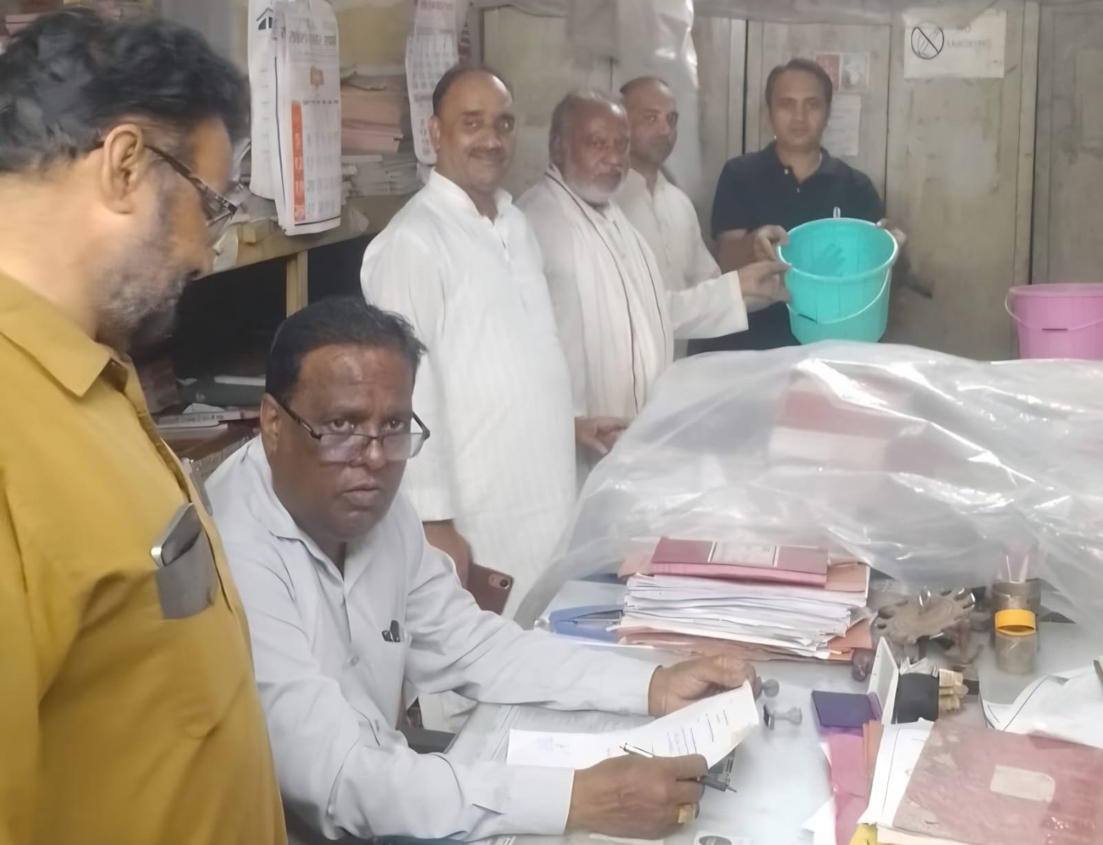जन्म मृत्यु के रिकॉर्ड रूम में छत से टपकता पानी