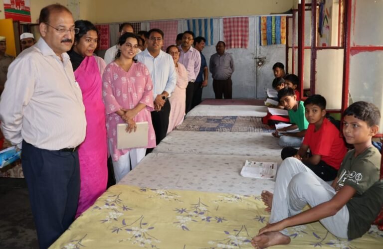 हस्तिनापुर के राजकीय आश्रम के बच्चों के साथ मेरठ के जिलाधिकारी डॉ वी के सिंह