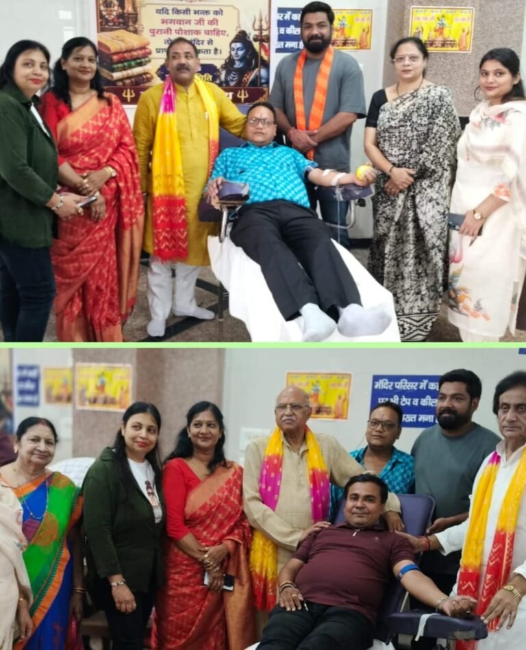 शिविर में रक्तदान करते आयोजन समिति के सदस्य
