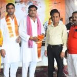 सावन माह के भंडारे में शामिल पार्टी कार्यकर्ता