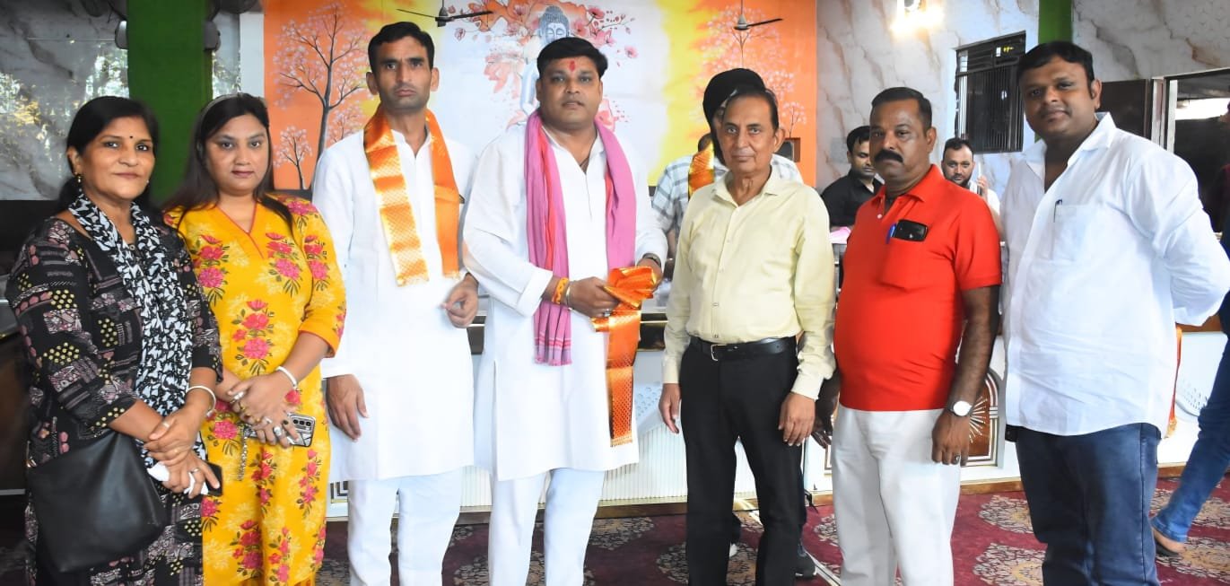 सावन माह के भंडारे में शामिल पार्टी कार्यकर्ता