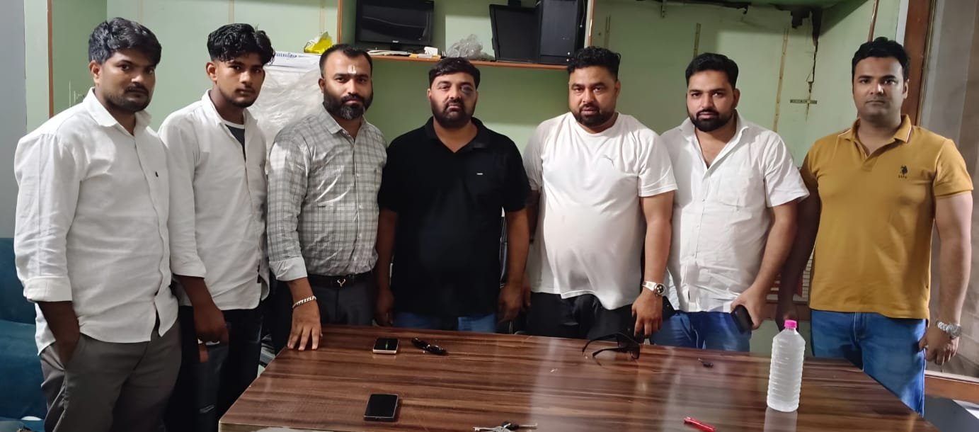 दिग्विजय भाटी से मुलाकात करते मेरठ व्यापार मंडल के अध्यक्ष शैंकी वर्मा