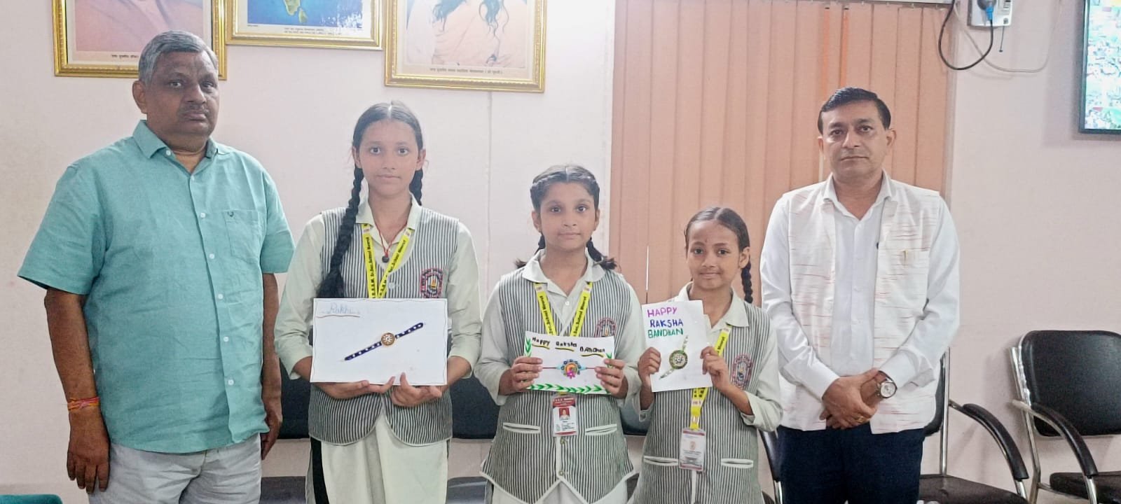 राखी की प्रतियोगिता के प्रतिभागियों को सम्मानित करते अतिथिगण