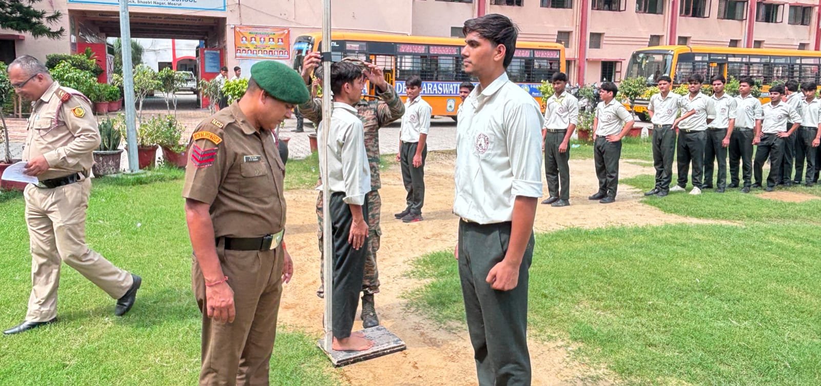 एनसीसी चयन शिविर में शारीरिक मापदंड नापते, सैन्य अधिकारी