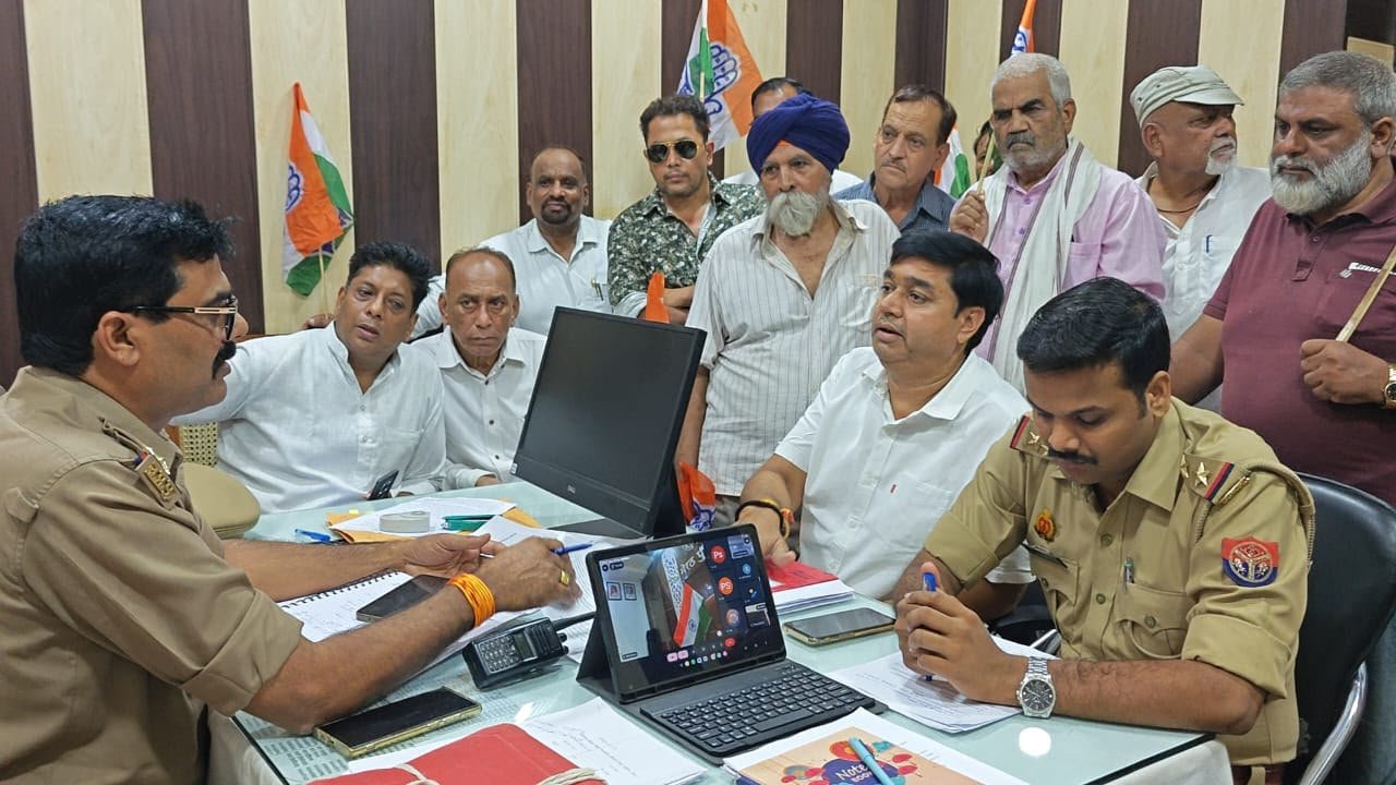 राष्ट्रगान के अपमान के विरोध में तहरीर देने पहुंचे कांग्रेसी