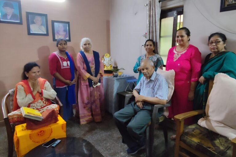 कथाव्यास डॉ॰ पूनम लखनपाल एवं श्रोतागण
