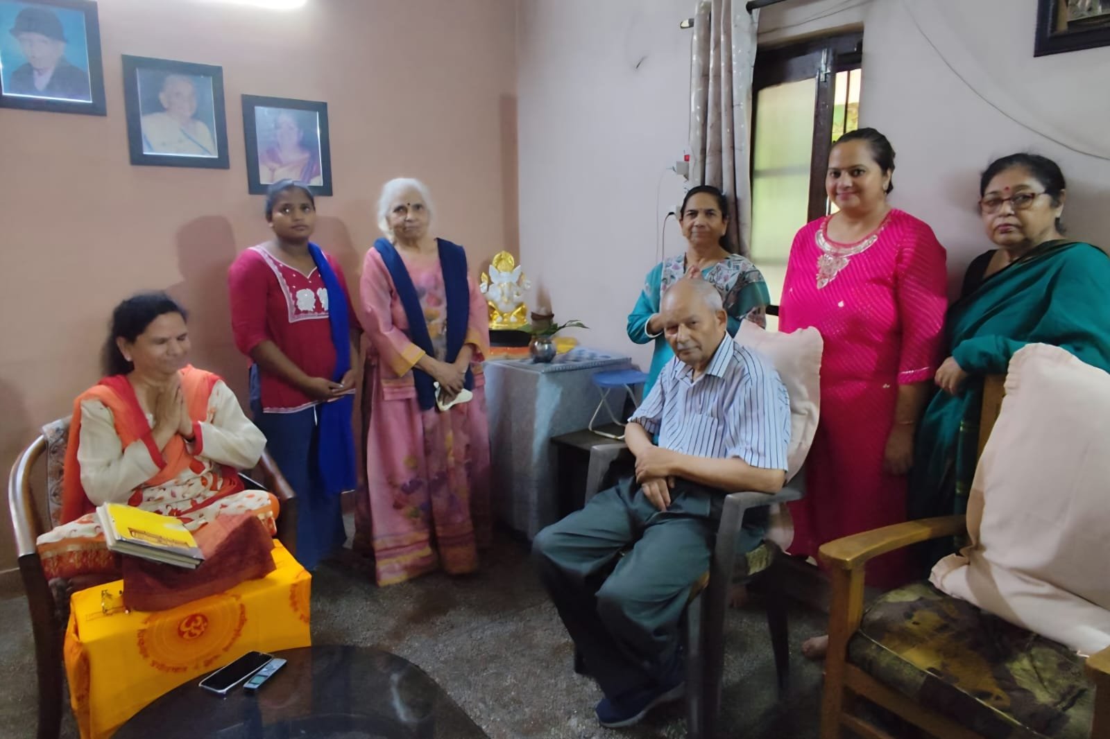 कथाव्यास डॉ॰ पूनम लखनपाल एवं श्रोतागण
