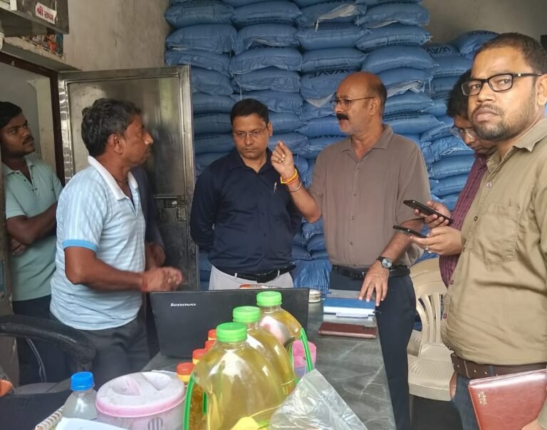 स्टॉक के बारे में जानकारी लेते अधिकारी