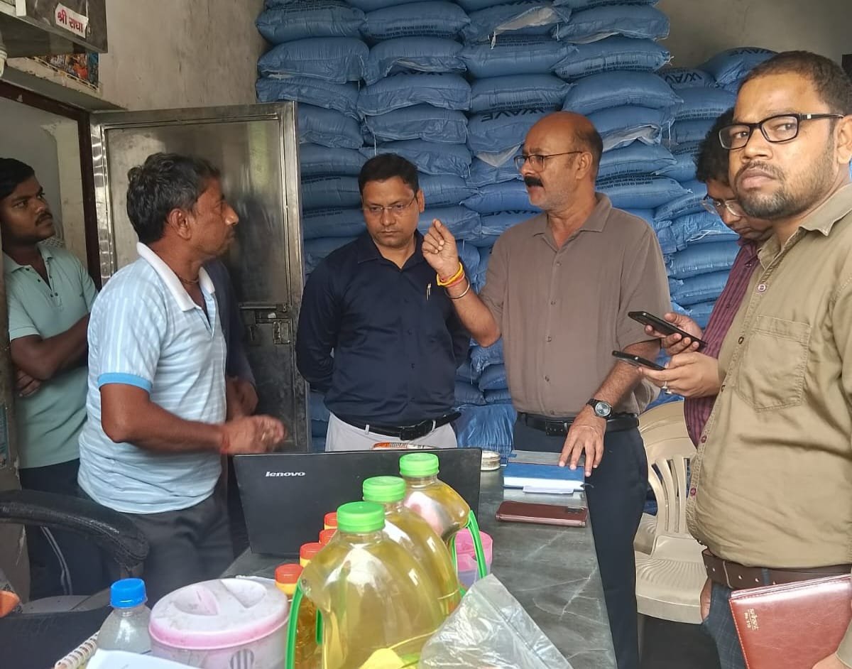 स्टॉक के बारे में जानकारी लेते अधिकारी