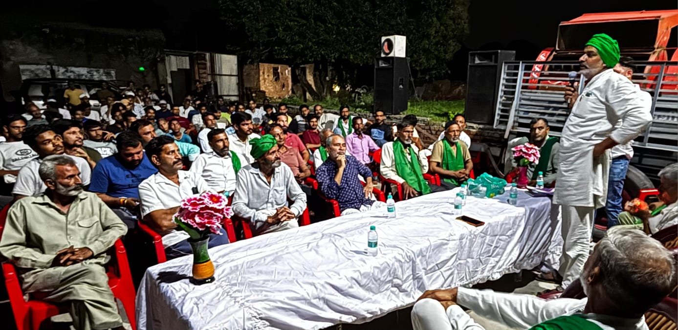 कमिश्नरी घेराव की रणनीति बनाते भाकियू जिलाध्यक्ष अनुराग चौधरी