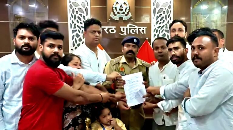 एसएसपी से वार्ता कर ज्ञापन सौंपते दलित किसान नेताओं का प्रतिनिधिमंडल
