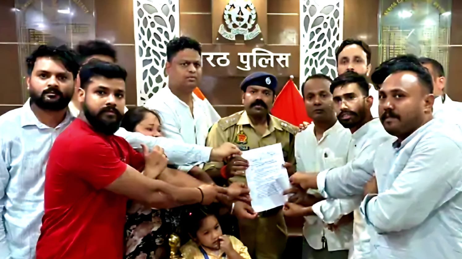 एसएसपी से वार्ता कर ज्ञापन सौंपते दलित किसान नेताओं का प्रतिनिधिमंडल