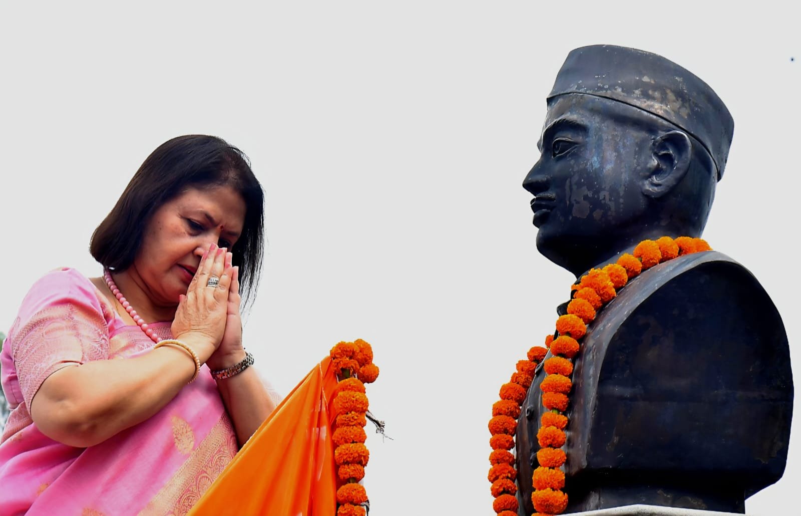 राजगुरु की प्रतिमा पर माल्यार्पण कर नमन करती प्राचार्य प्रो संगीता शुक्ला