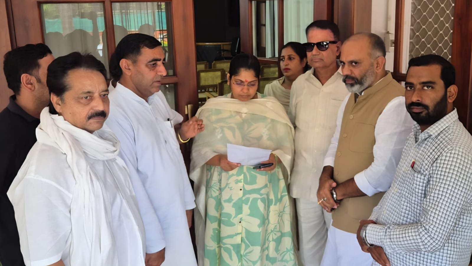 दिग्विजय भाटी प्रकरण में न्यायिक जांच की मांग को लेकर ज्ञापन देते अखिल भारतीय गुर्जर महासभा के पदाधिकारी