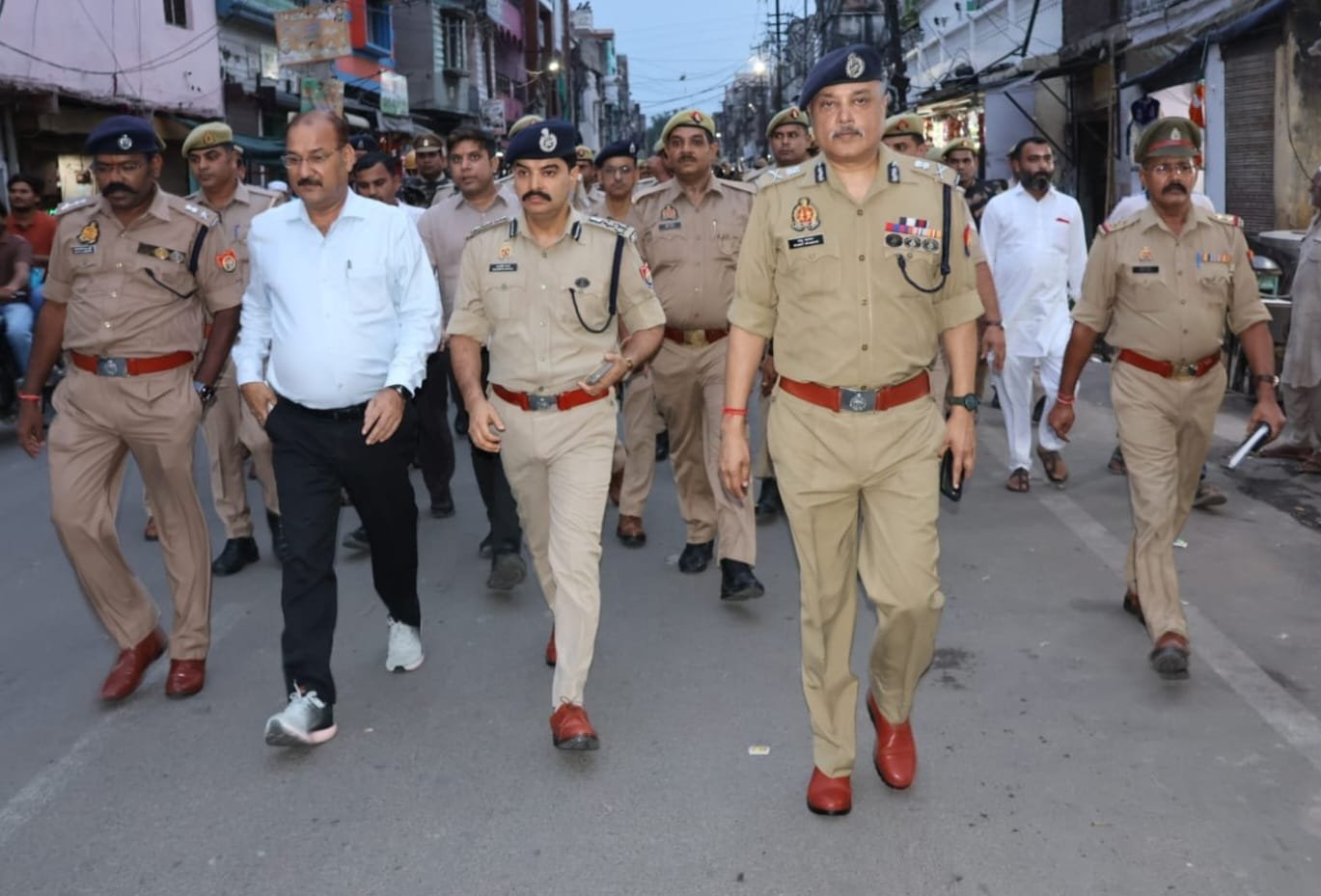 त्यौहारों से पूरी पुलिस विभाग के आलाधिकारियों ने किया फ्लैग मार्च