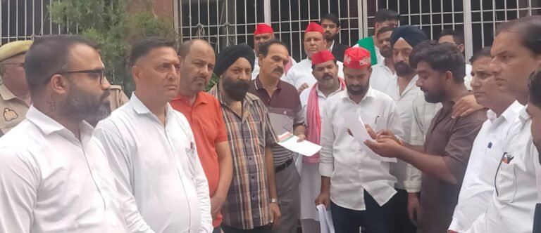 अखिलेश यादव के खिलाफ लगाए नए पोस्टर को लेकर प्रदर्शन कर ज्ञापन देते समाजवादी कार्यकर्ता