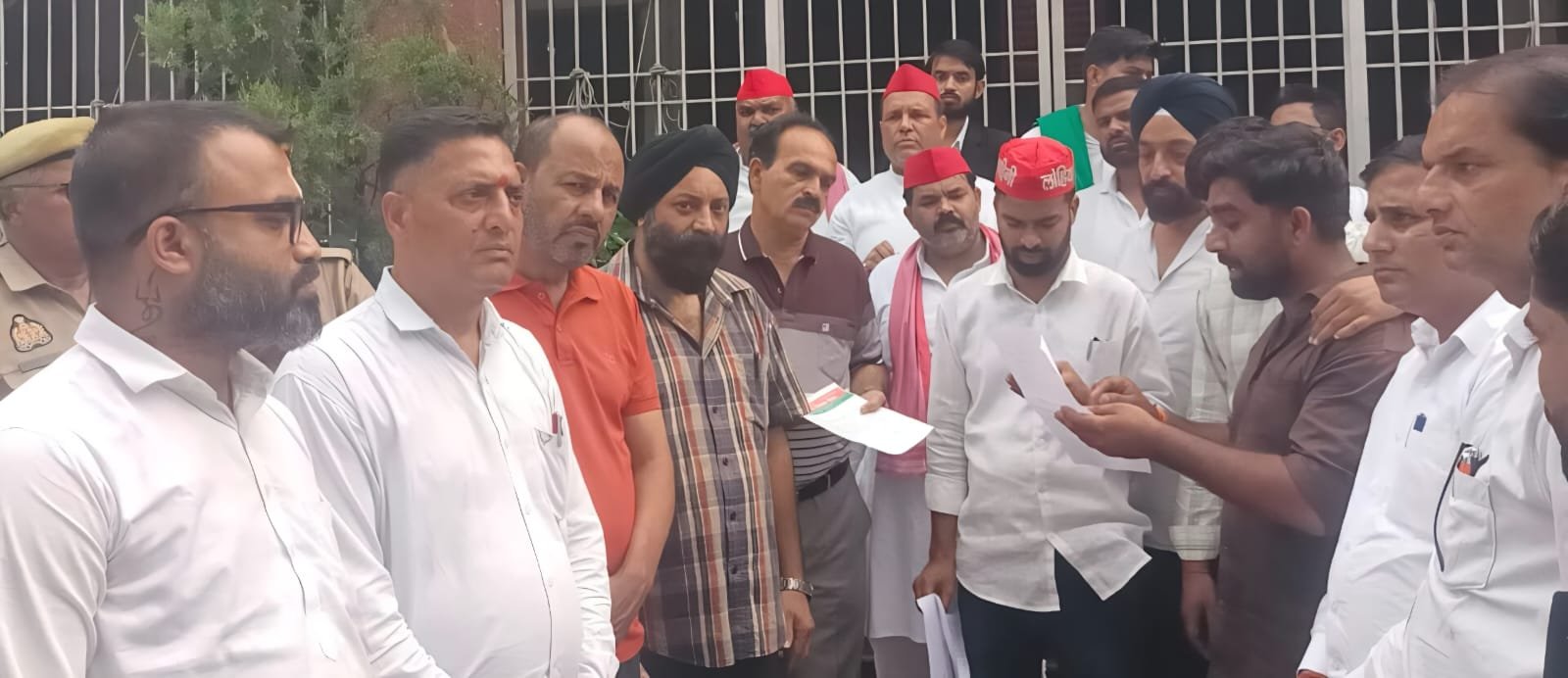 अखिलेश यादव के खिलाफ लगाए नए पोस्टर को लेकर प्रदर्शन कर ज्ञापन देते समाजवादी कार्यकर्ता