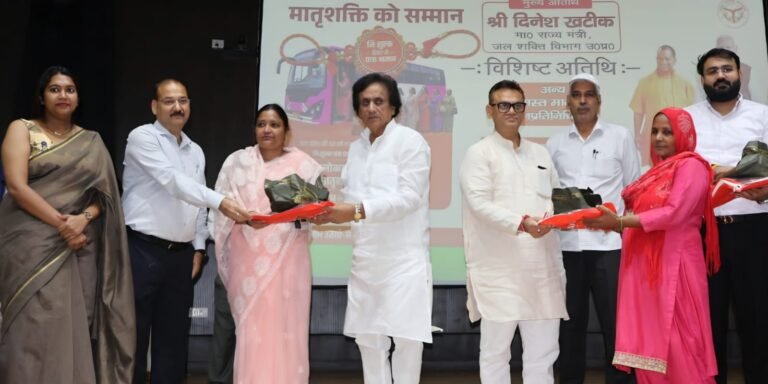 मातृशक्तियों को सम्मानित करते जल शक्ति मंत्री दिनेश खटीक