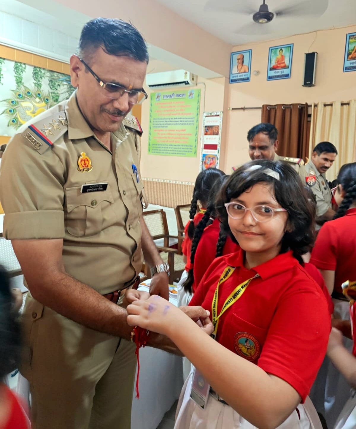 नौचंदी थाना पुलिस अधिकारी को छात्राओं ने बांधी राखी