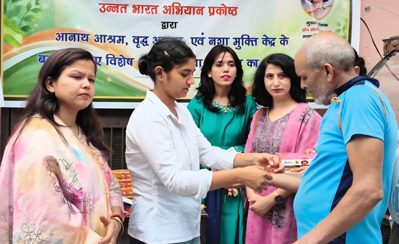 पूर्व विभागाध्यक्ष एवं सेवानिवृत्त शिक्षकों का कार्यक्रम में किया गया आत्मीय सम्मान