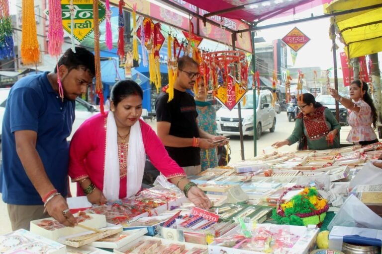 रक्षाबंधन की पूर्व संध्या पर भाई की कलाई में बांधने के लिए राखी की खरीदारी करती बहन।