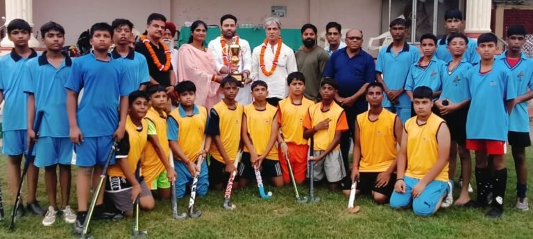 राष्ट्रीय खेल दिवस एवं हॉकी के महान खिलाड़ी मेजर ध्यानचंद की जयंती के उपलक्ष्य में आयोजित हॉकी प्रतियोगिता में प्रतिभाग करने वाली टीमें।