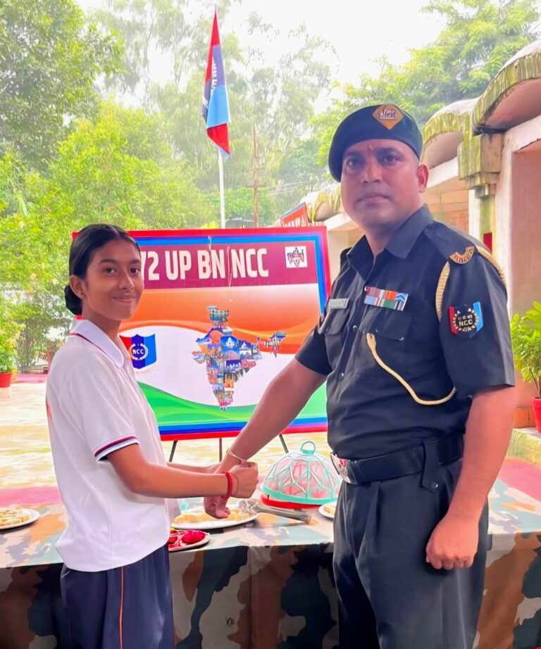 रक्षा बंधन पर आयोजित कार्यक्रम में सैनिक की कलाई पर राखी बांधती एनसीसी कैडेट