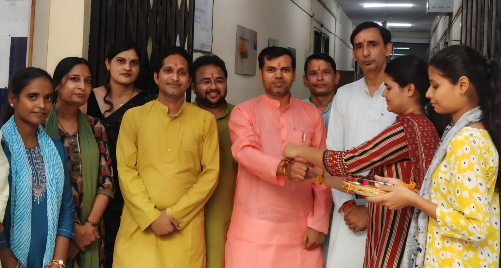 संस्कृत सभागार के समक्ष सहपाठियों को राखी बांधती छात्राएं