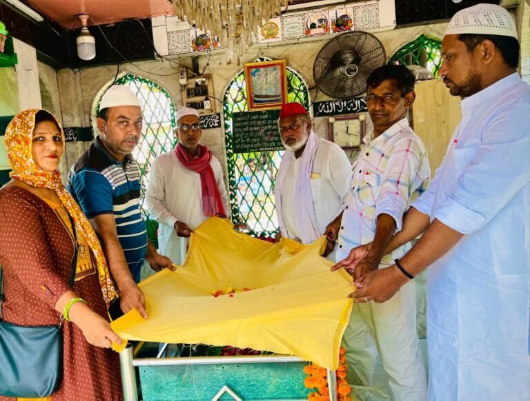 छतरी वाले पीर पर चादर पोशी करते पूर्व पार्षद दल के नेता