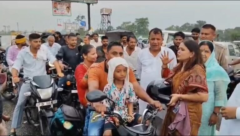 दुपहिया वाहन चालकों को हेलमेट प्रदान करती महिला आयोग की सदस्य डॉ मीनाक्षी भराला