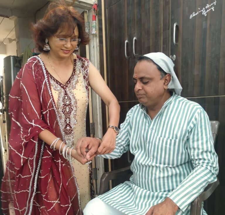 आतिर की कलाई पर राखी बाँधती बहन संगीता दोहरे
