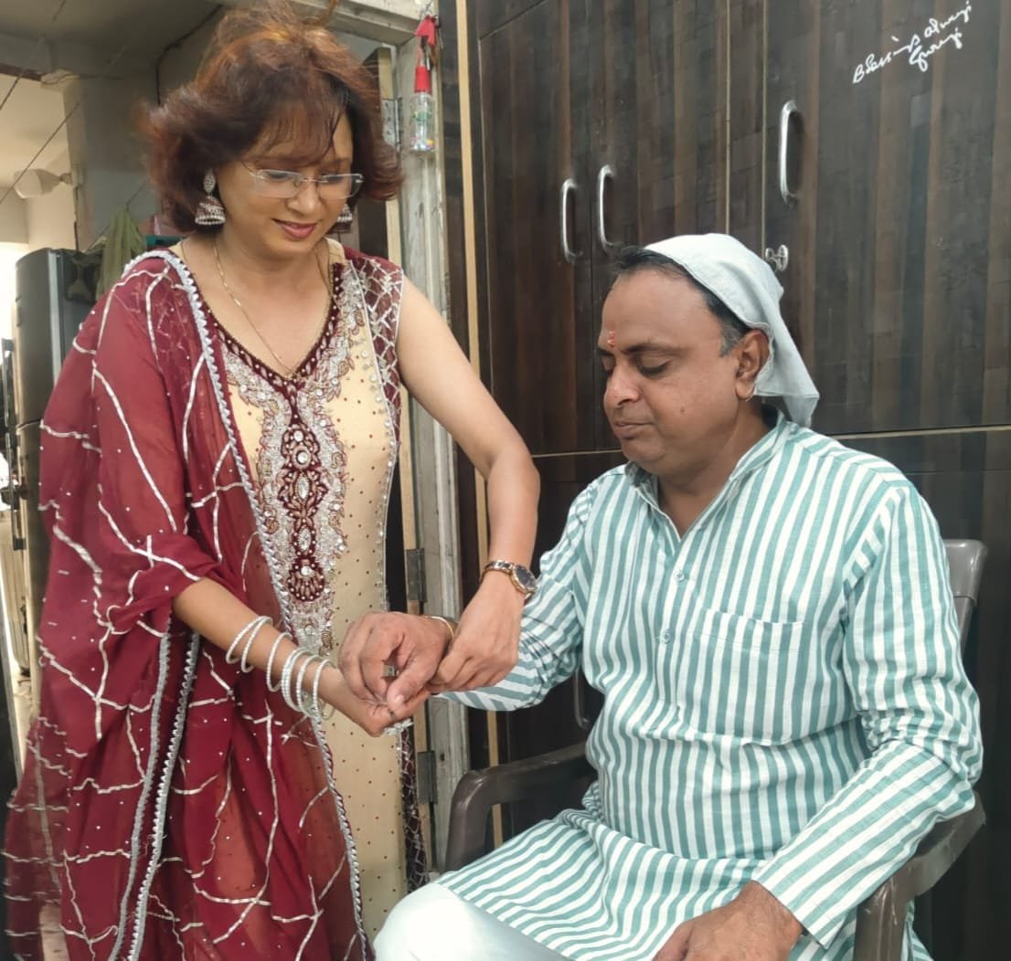 आतिर की कलाई पर राखी बाँधती बहन संगीता दोहरे