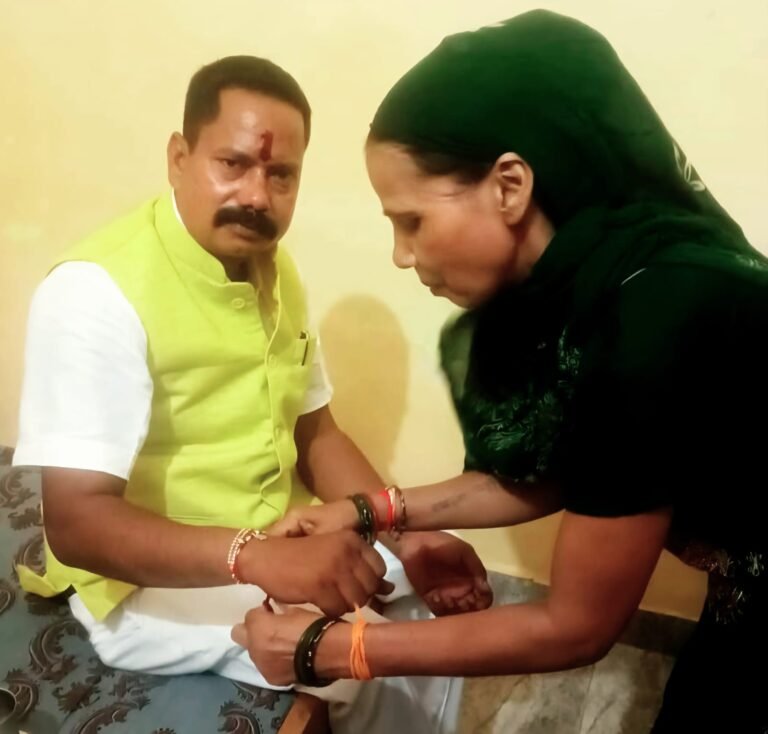 रक्षाबंधन के अवसर पर अपनी मुंह बोली हिन्दू बहन से राखी बंधवाते मास्टर अब्दुल अजीज