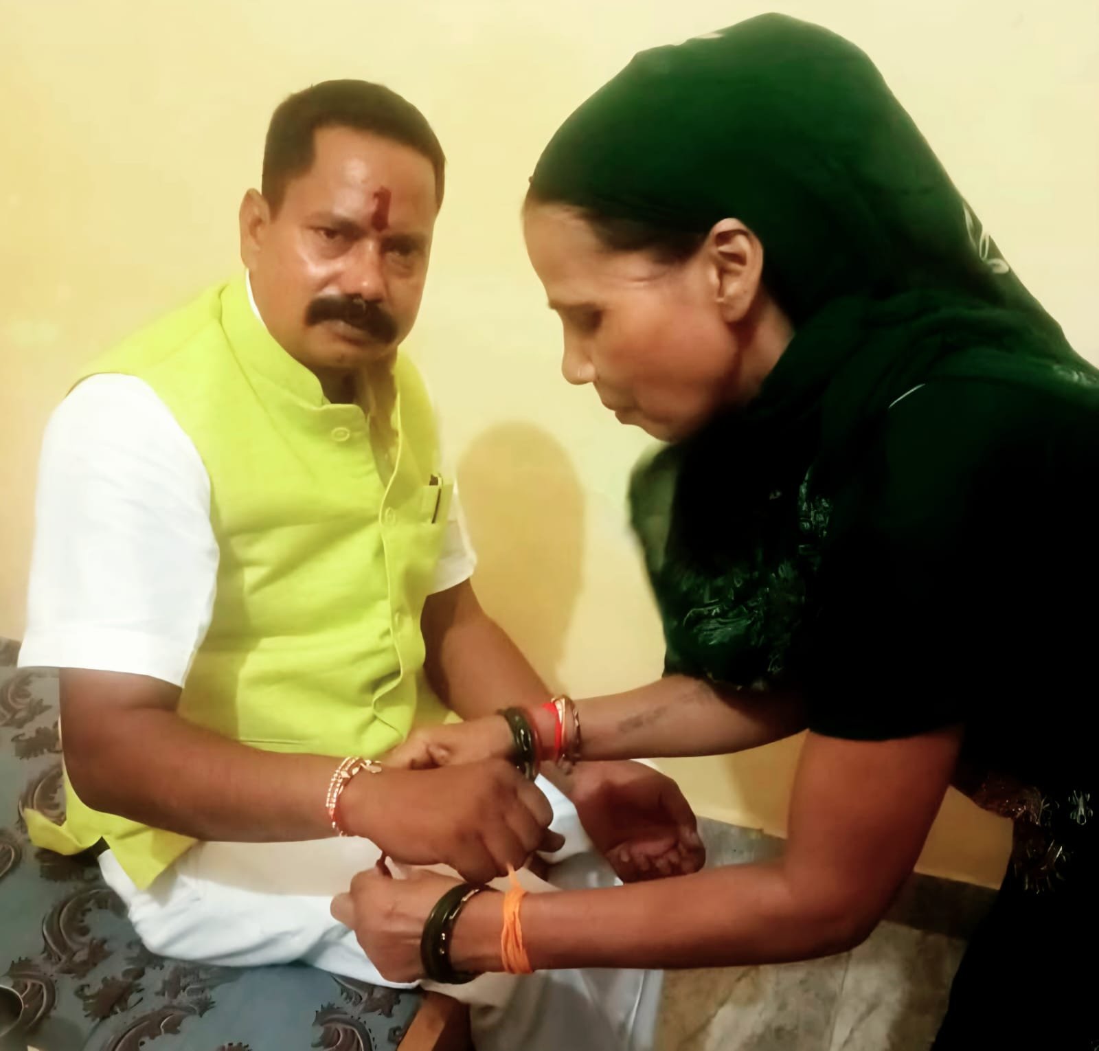 रक्षाबंधन के अवसर पर अपनी मुंह बोली हिन्दू बहन से राखी बंधवाते मास्टर अब्दुल अजीज