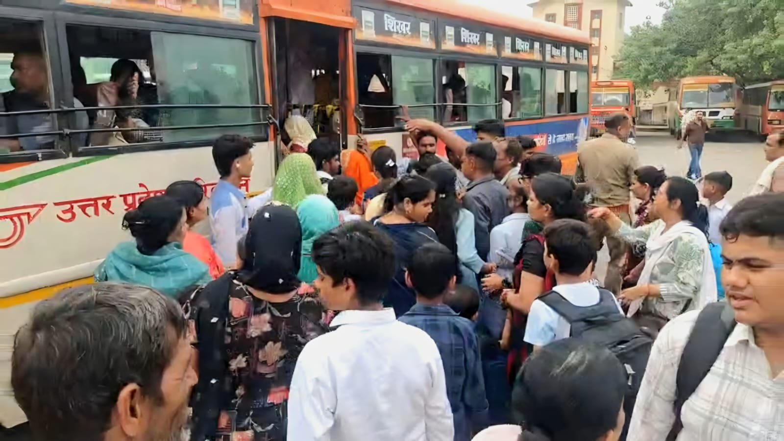 बसों से जल्दी अपने गंतव्य की ओर जाने को लेकर सवारियों में रही अफरा, तफरी