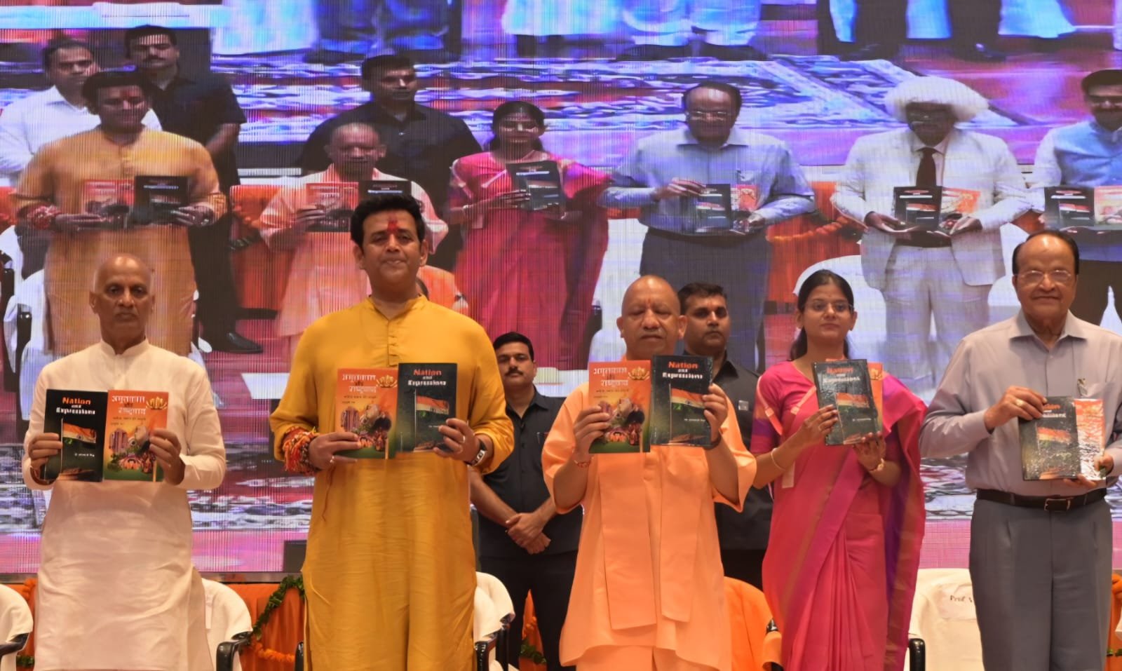 एमजीयूजी के स्थापना दिवस पर आयोजित कार्यक्रम में पुस्तक का विमोचन करते उत्तर प्रदेश मुख्यमंत्री योगी आदित्यनाथ