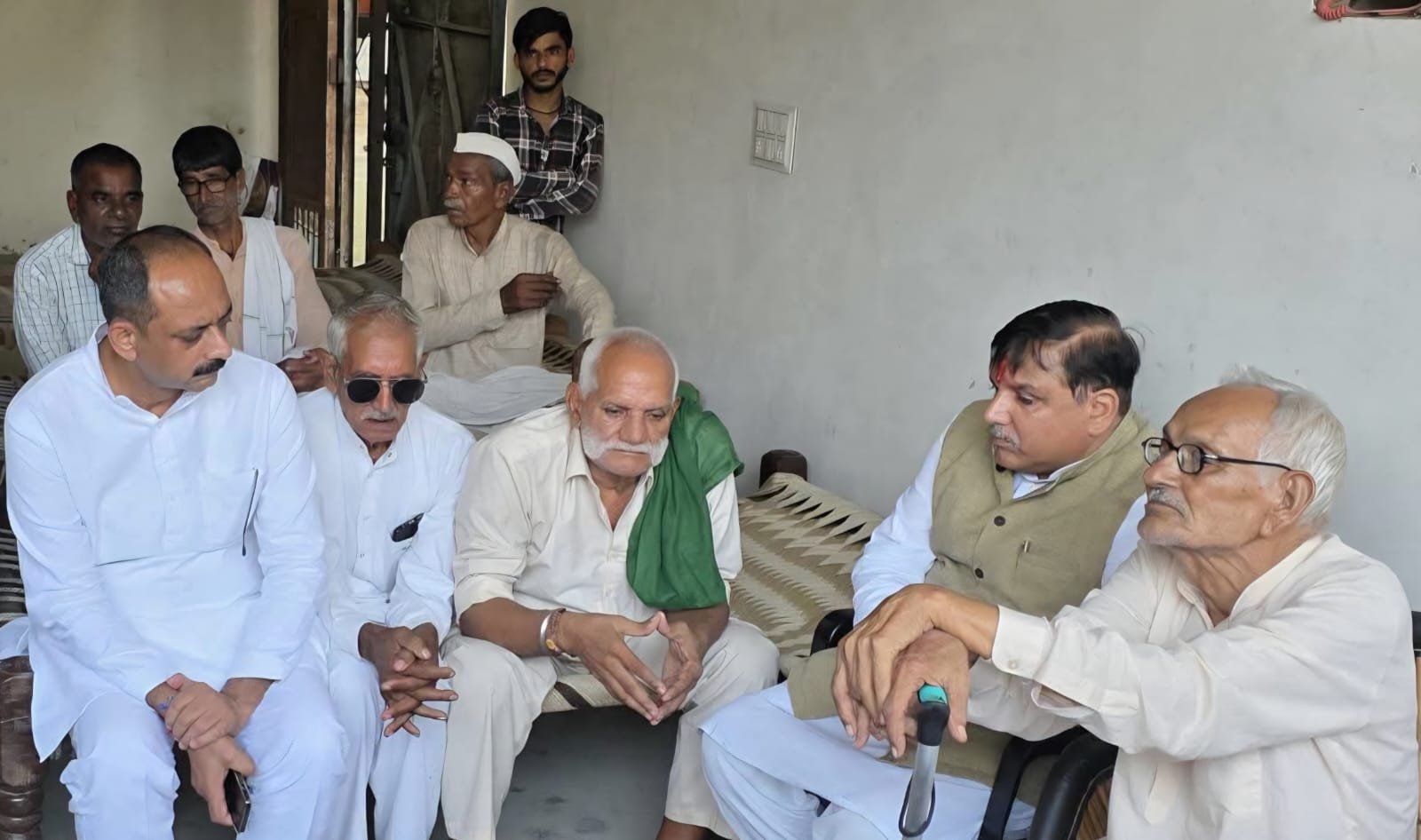 अंकित बालियान के परिजनों से वार्ता करते आम आदमी पार्टी के राज्य सभा सांसद संजय सिंह