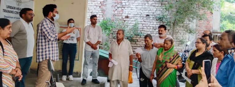 स्वाइन फ्लू के बचाव एवं लक्षणों के बारे में जानकारी देते सामुदायिक चिकित्सा विभाग के चिकित्सक