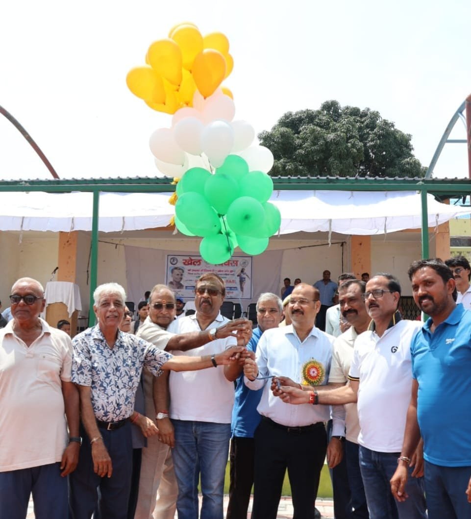 पैरा एथलीट प्रतियोगिता का गुब्बारे छोड़कर शुभारंभ करते जिलाधिकारी डॉ वी के सिंह